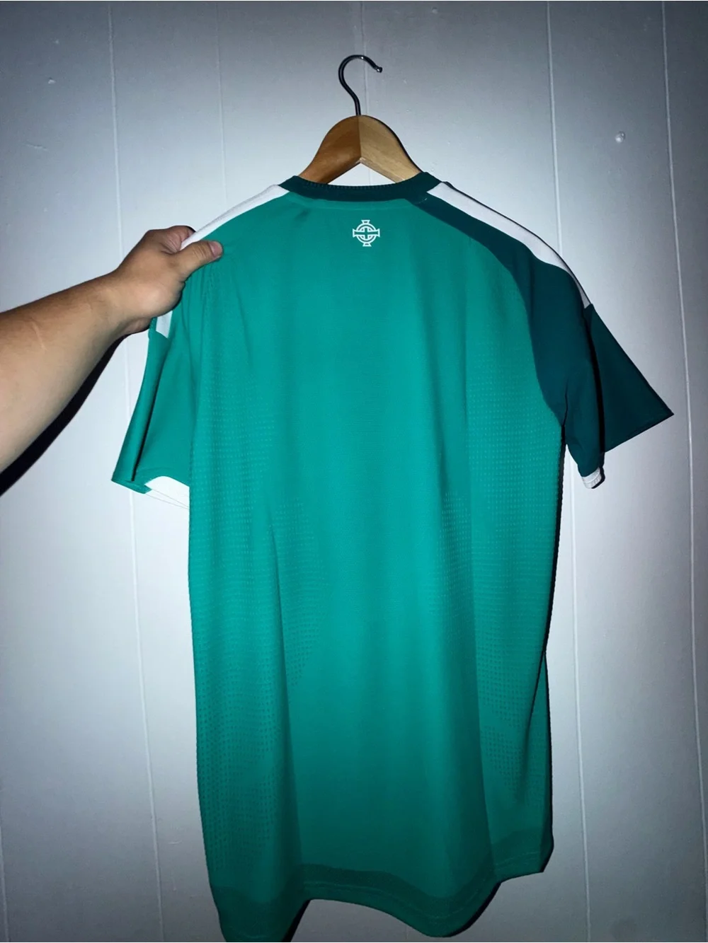 Men Adidas Ireland jersey size M (Small stain in back)